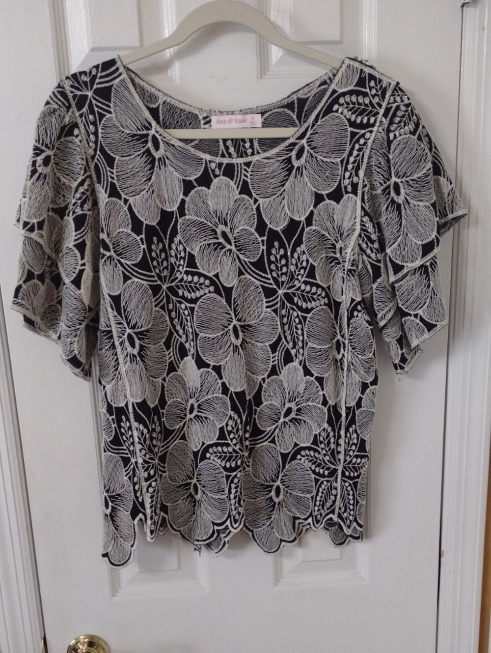 Floral Black & Cream Short Sleeve Top Like New